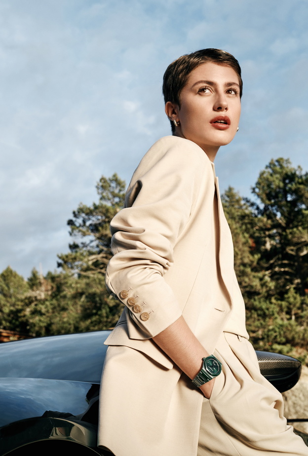 ساعة من أستون مارتن ودار Girard Perregaux