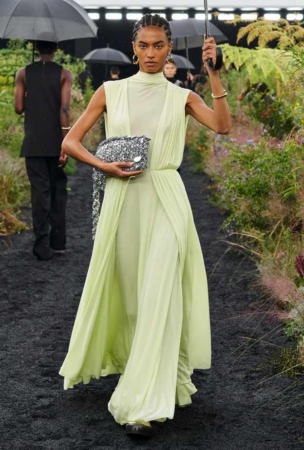 7 عروض تلوّنت بدرجات خضراء لموسم ربيع وصيف 2023