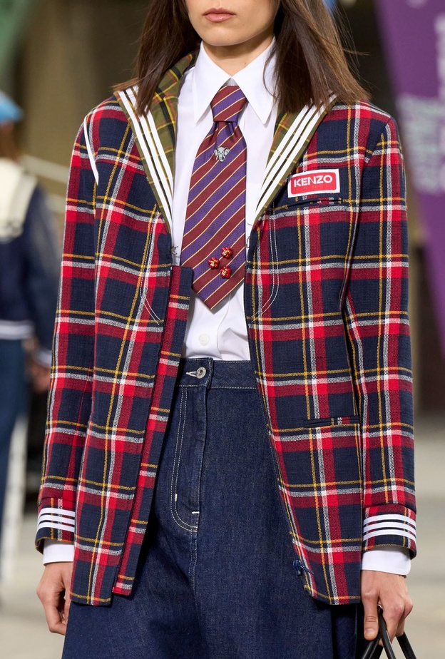 ربطة العنق لم تعد حكراً على الرجال  فهي من الصيحات المميزة في ربيع وصيف 2023