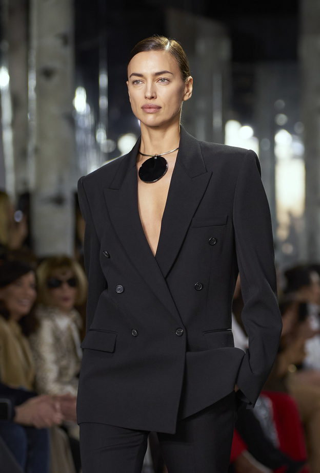 شتاء 2024 أسود فماهي دلالات هذا اللون ولماذا يعتبر من كلاسيكيات الموضة؟