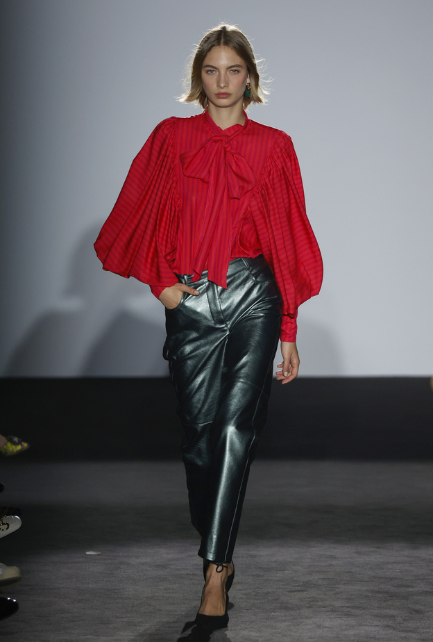 موضة السروال الجلدي الضيق لاطلالاتك في ربيع 2023