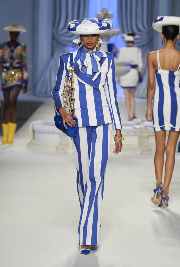 موضة البنطلون المقلم يعود إلى ساحة الموضة