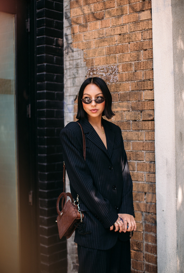 تنسيق الحقيبة البنية بإطلالات مميّزة بأسلوب Street style