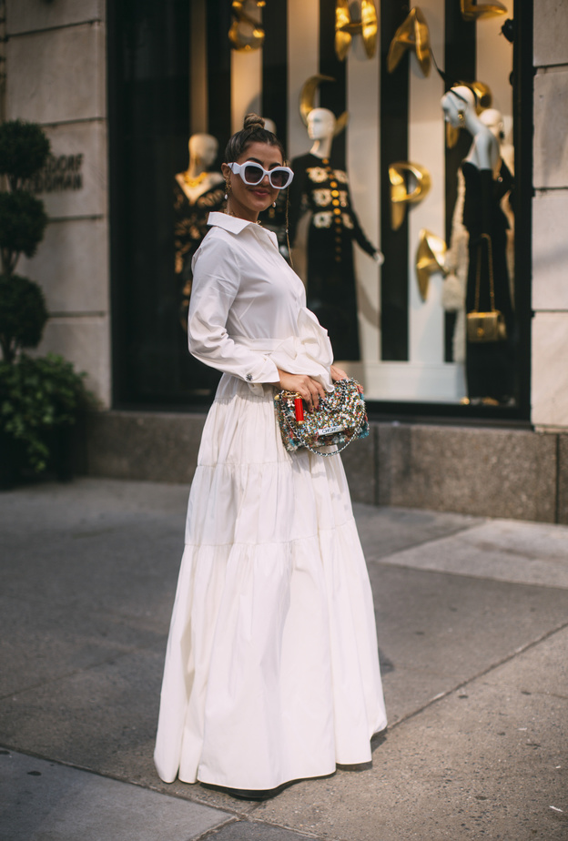 إطلالة مميّزة إعتمد فيها تنورة طويلة باللّون الأبيض من Street style