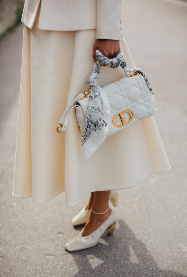 الحذاء الأبيض صيحة ربيعية لافتة بتنسيق عصري من Street style