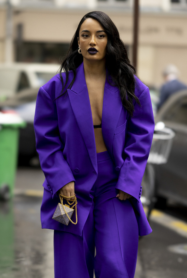 من وحي إطلالات Street style تعرفي معنا على كيفية تنسيق السروال الملون للوك ربيعي وعصري 