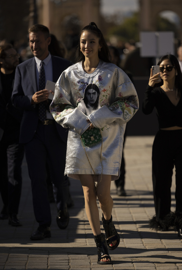 إطلالة ميتاليكية بأسلوب الفستان القصير من Street style