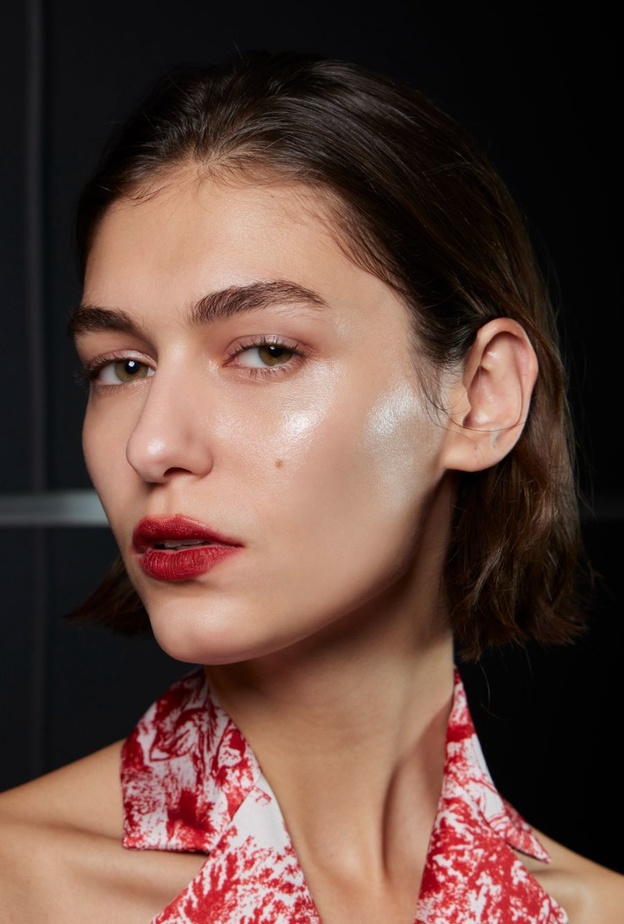 كيف أبدو أصغر سناً بالمكياج