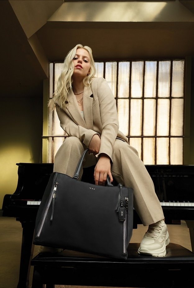 تومي تكشف الستار عن إبداعاتها القادمة من خلال مجموعة فوياجير (Voyageur) المُعاد تصورها بمشاركة رينيه راب