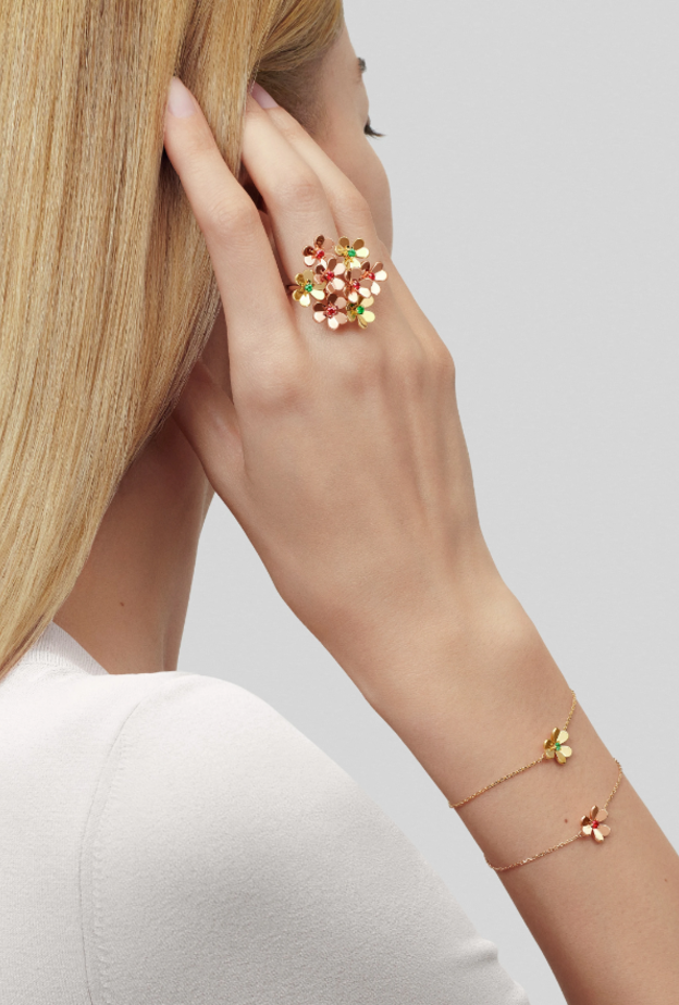 خواتم مزينة بأشكال الزهور.. هدية الأم العاطفية في عيدها