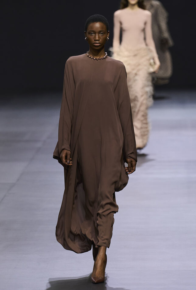 إطلالة مميّزة من Valentino يمكنك تنسيقها في إطلالات رمضان المميّزة