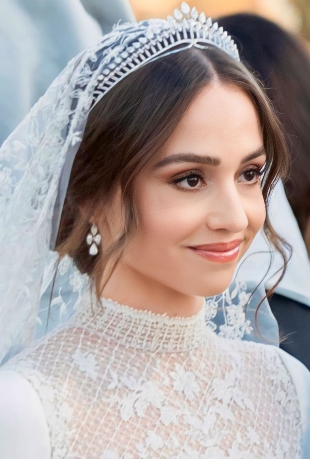 الملك عبد الله كلّل فستان زفاف الأميرة ايمان بتاج والدته