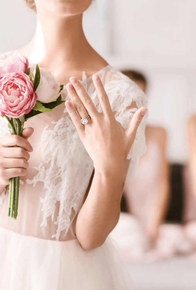 نسقي خاتم الزفاف مع الفستان لإطلالة ملفتة في عرسك