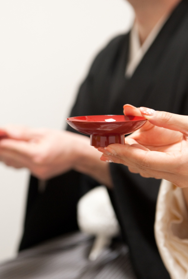 بينها بكاء وضرب وتقبيل.. تعرفوا على أغرب عادات الزواج في العالم