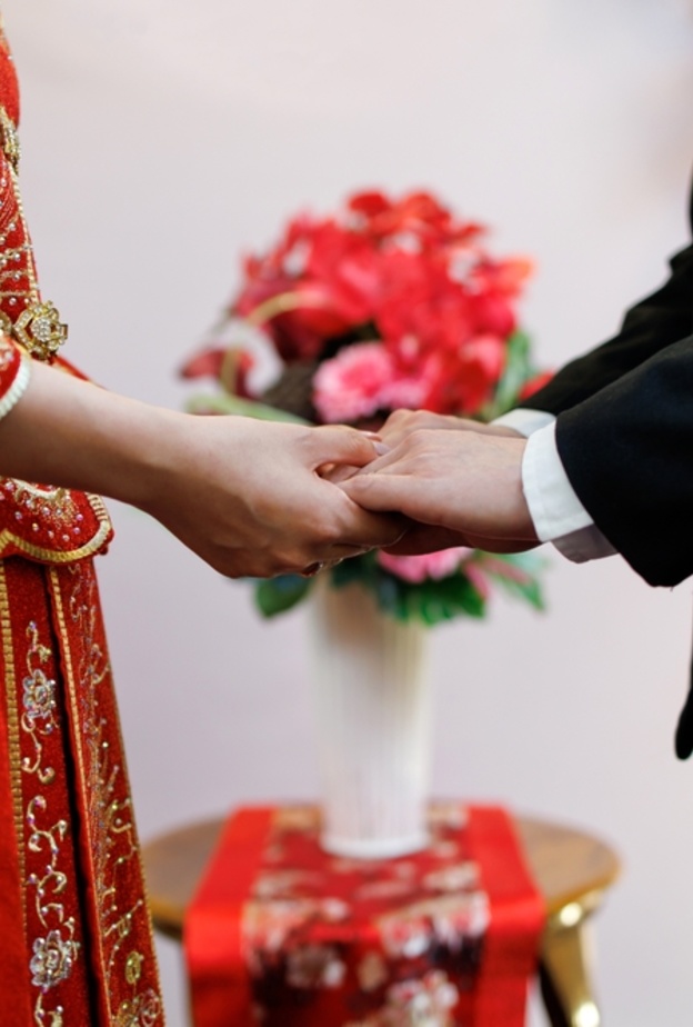 أبرز عادات الزواج الصينية.. بعضها يثير الغرابة مثل تقييد العروس وحرق الأموال