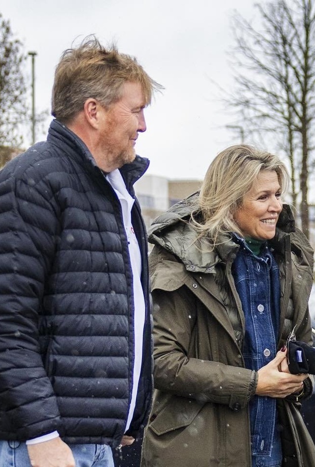 الملكة ماكسيما بإطلالة أنيقة بالجينز في اليوم الوطني الهولندي للتطوع