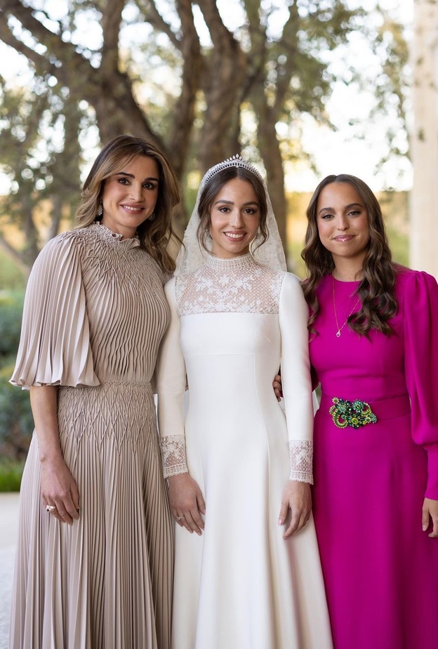 4 سمات أساسية ميزت إطلالات حضور حفل زفاف الأميرة إيمان 