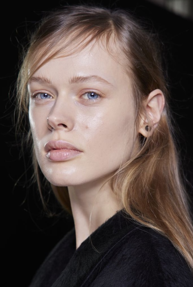 10 أساسيات عليكِ اتباعِها عند تنظيف بشرتكِ لإطلالة مفعمة بالحيوية..لا تغفليها