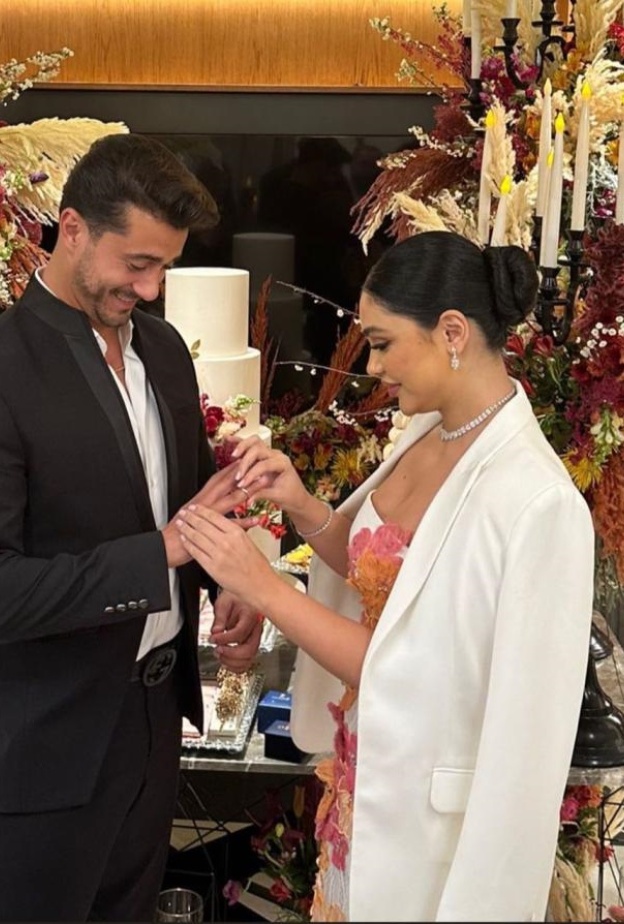 أثناء تبديل خواتم الخطوبة بين شيرين ابو العز وعريسها