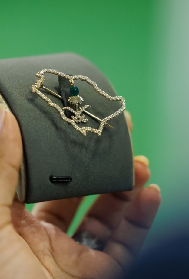 بالصور: أجمل الأزياء والمجوهرات في 100 براند سعودي.. تجربة أنيقة بلمسة سعودية ساحرة