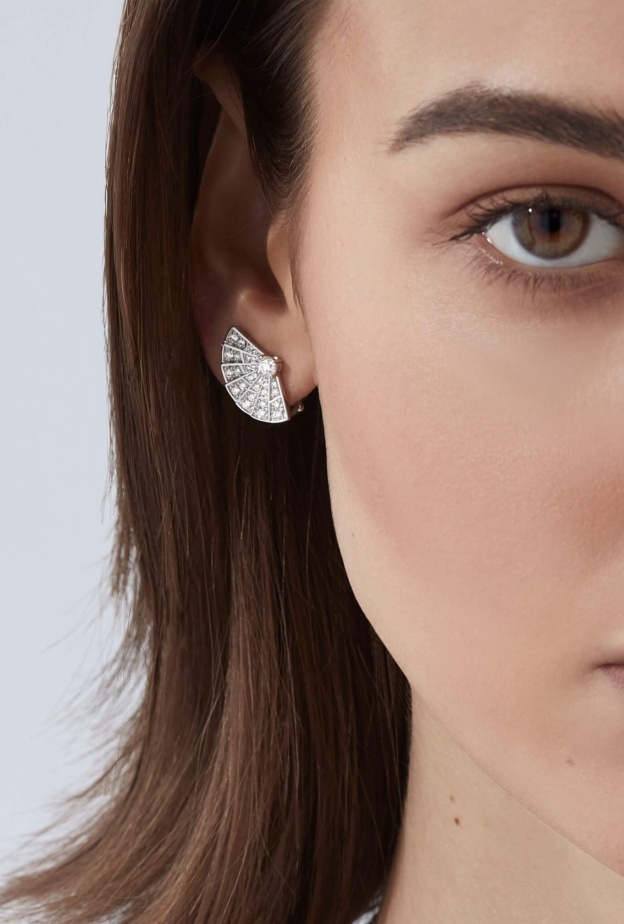 أقراط Fanfare من غرارد Garrard وهي مصنوعة من الذهب الأبيض