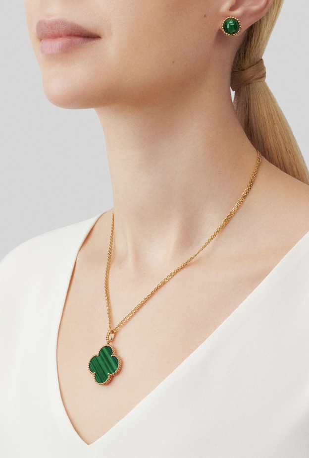 أقراط Perlée المرصعة بالملاكيت من فان كليف أند آربلز Van Cleef and Arpels