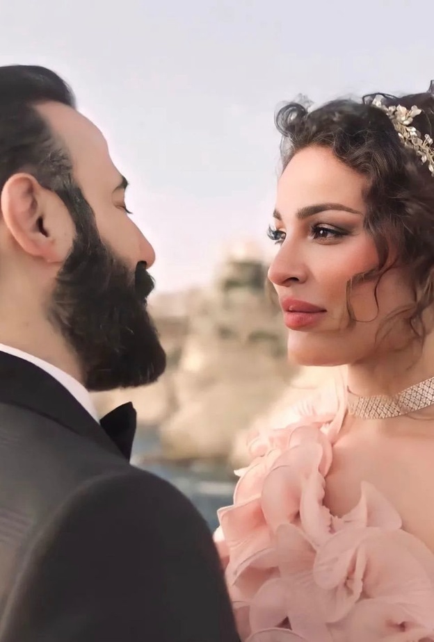 اختارت مكياج سموكي ناعم وبسيط في اطلالتها العرائسية