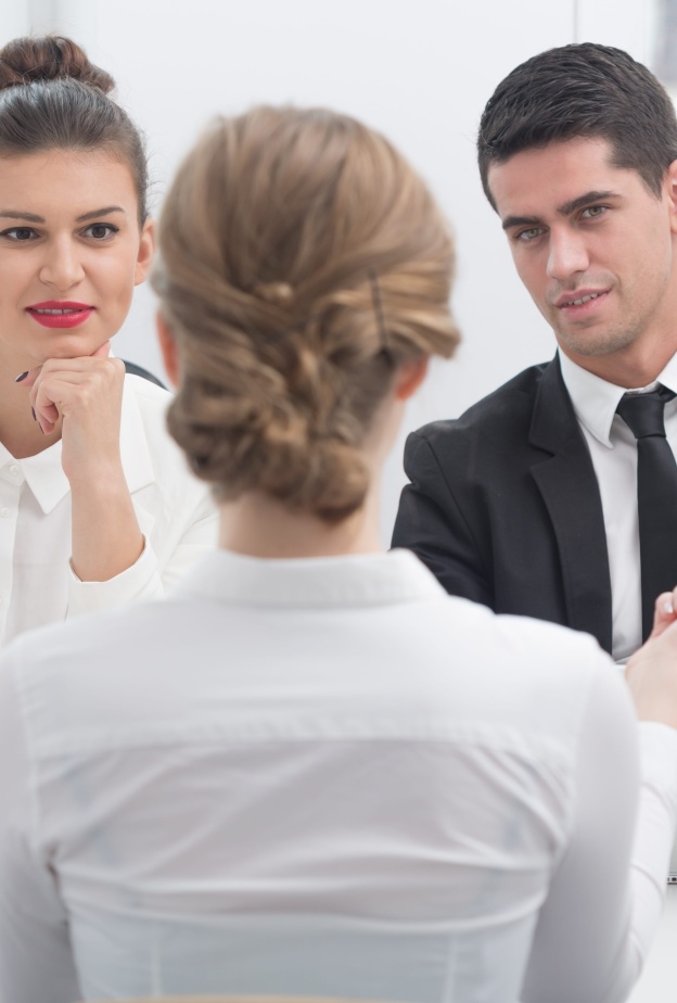 ارتداء اللون المناسب الذي يعكس سمات الشخصية أحد الحيل النفسية التي تساهم في تخطي مقابلات العمل بنجاح