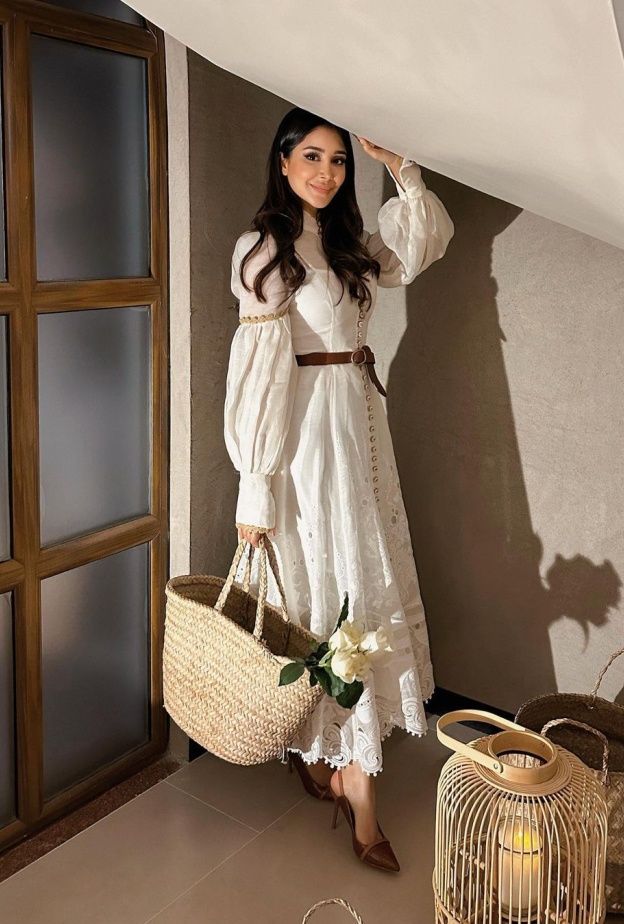 اسيل عمران بفستان ناعم يناسب عروس العيد