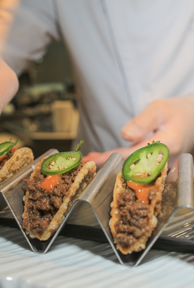 العديد من الأطباق الشهية في مهرجان دبي للمأكولات