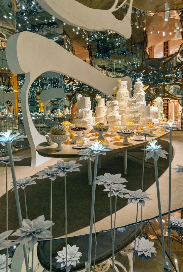 المرايا تزين بوفيه الزفاف
