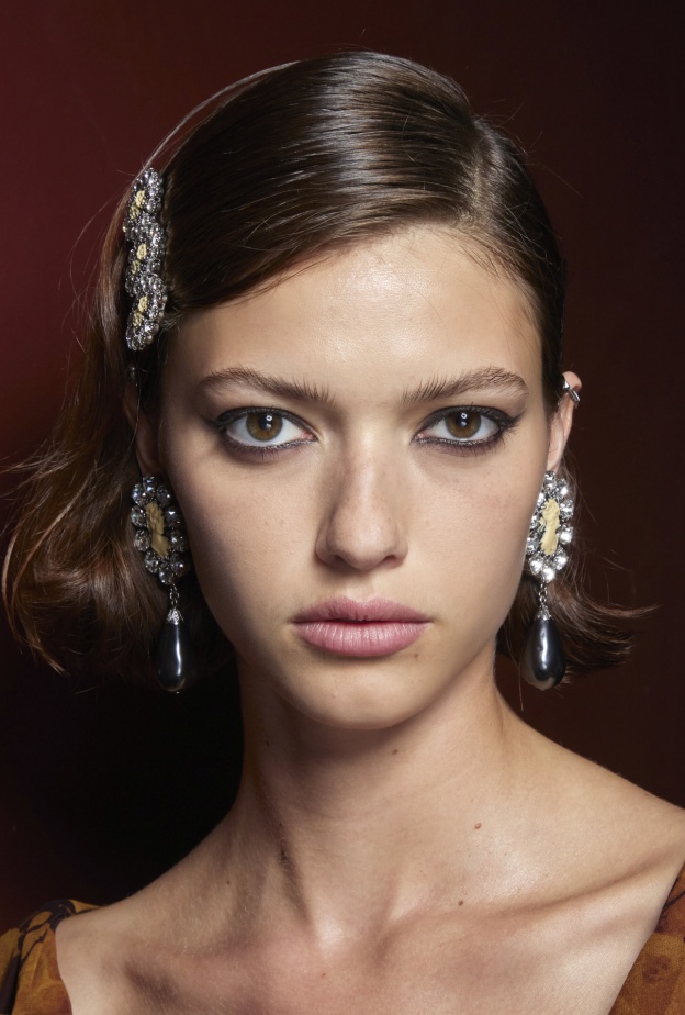 المكياج المناسب للعيون العسلية موضة 2023.. إليك خطوات متقنة لتطبيقه