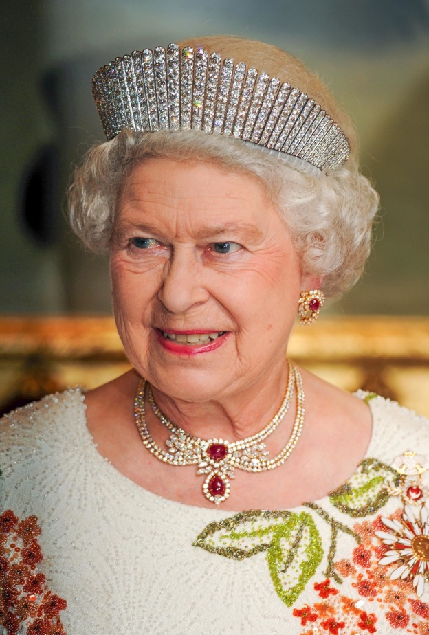 تيجان الملكة إليزابيث الثانية.. قطع ساحرة شهدت على تاريخ بريطانيا