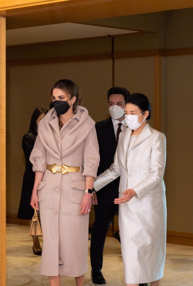 تألقي بالمعطف والجاكيت على طريقة الملكة رانيا... أناقة ممزوجة بلمسة عصرية