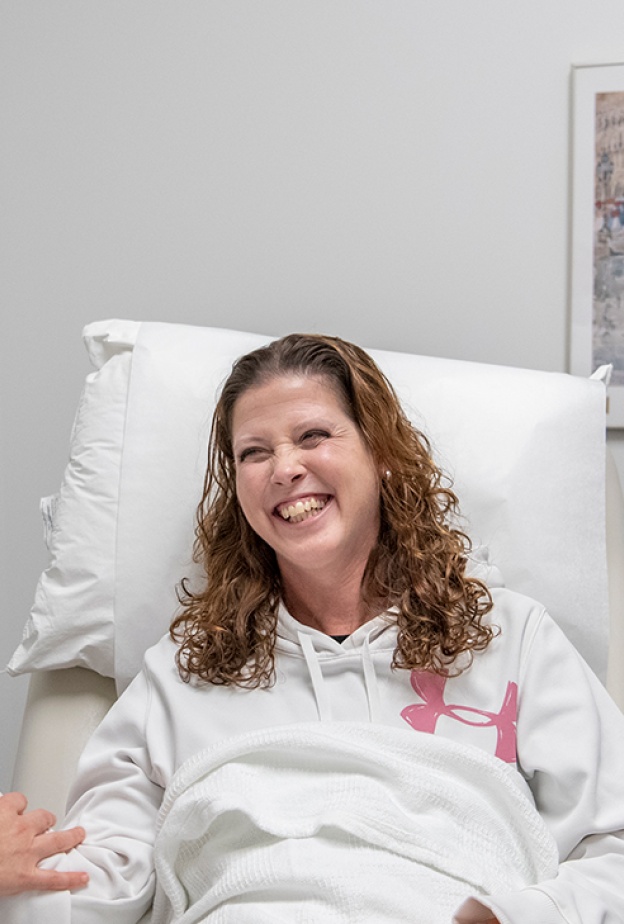 جينيفر دينيس أول مريضة تتلقى لقاح سرطان الثدي في العالم