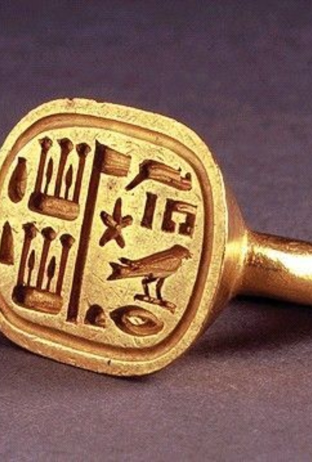 خاتم شوفالييه مصريّ من الذهب، يعود إلى القرن السادس قبل الميلاد.