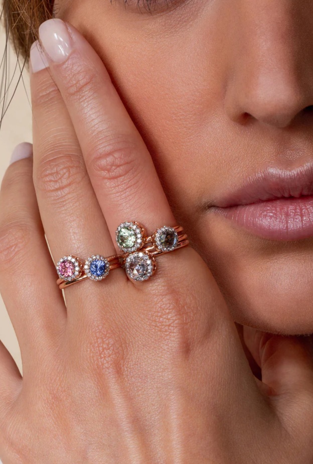 خاتمان من مجموعة Beirut لسليم مزنر Selim Mouzannar وهو مرصع بالتورمالين الوردي وغيره من الأحجار الملونة 