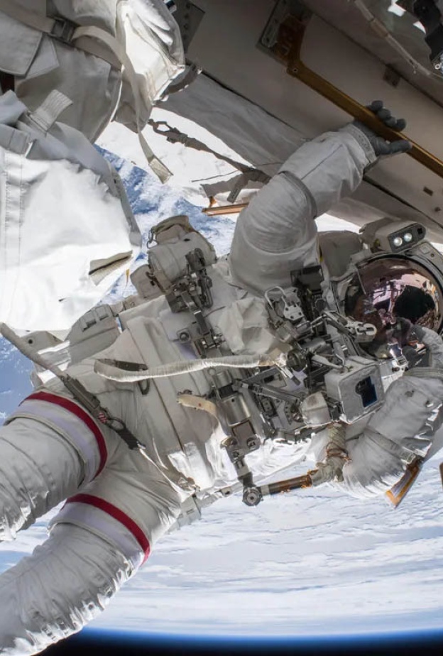 الإماراتي سلطان النيادي يدخل التاريخ كأول رائد فضاء عربي يقوم بالسير في الفضاء  