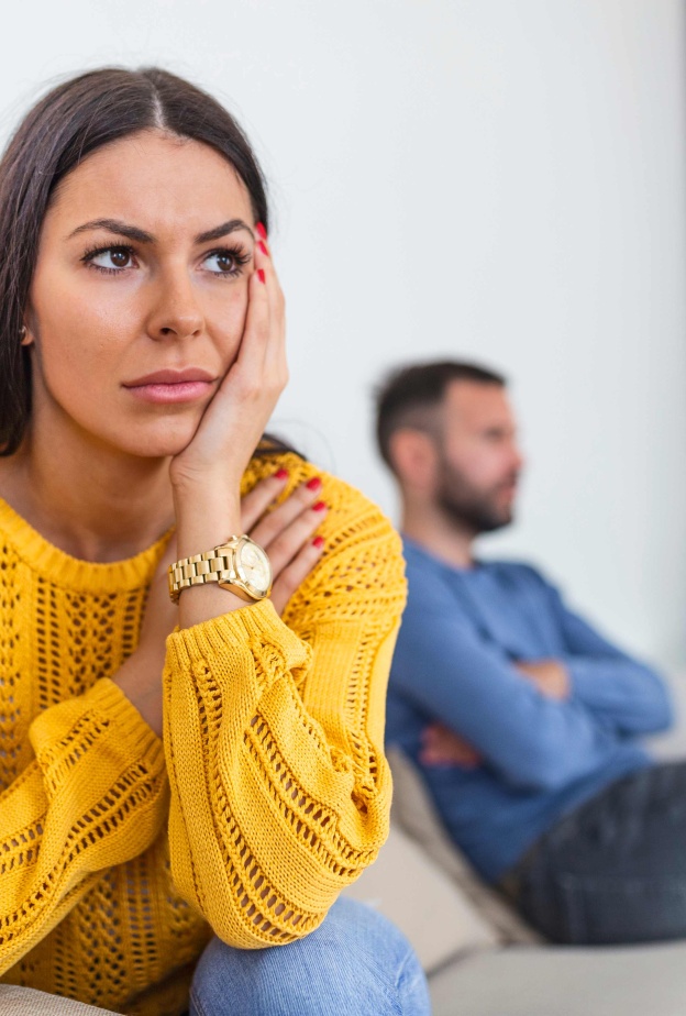 نجاحي يسبب غيرة زوجي .. كيف أتعامل مع الموقف؟