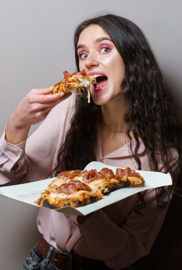 تُدمنين الوجبات السريعة... إليك نصائحنا الذهبية للتخلص من هذه العادة السيئة