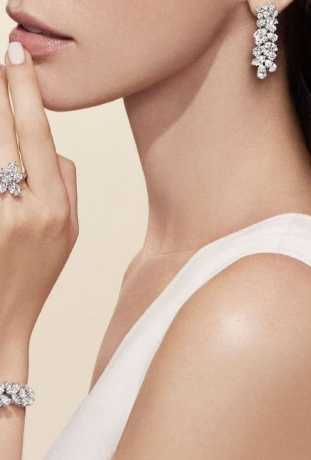 طقم مرصع بالألماس الأبيض من مجموعة Winston Cluster 