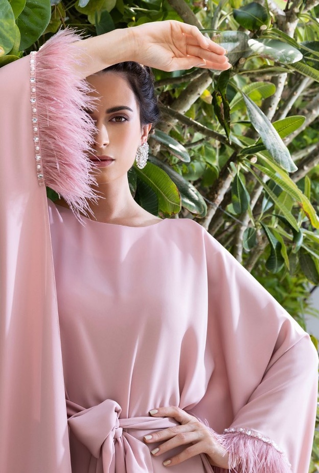 عبايات للعروس مزينة بالريش انستقرام@effafashion