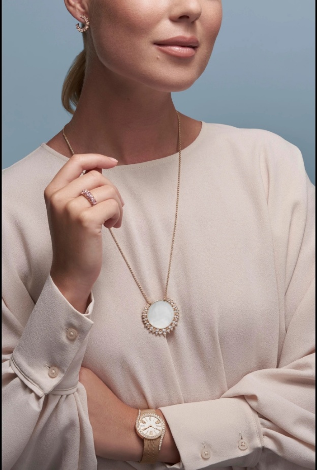 عرق اللؤلؤ نعومة أنثوية في موديلات مجوهرات ذهب لنهار العيد