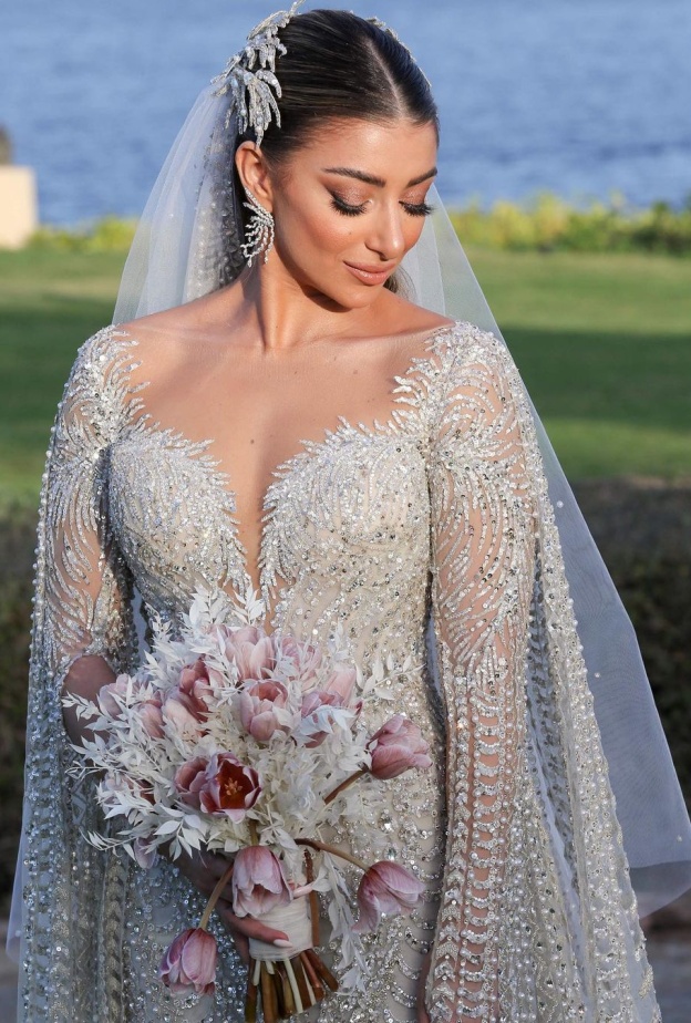 عروس متألقة بتسريحة شعر وسيم مرقص