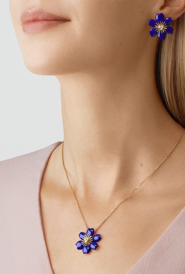 عقد Rose de Noel المرصع باللازورد من فان كليف أند آربلز Van Cleef and Arpels