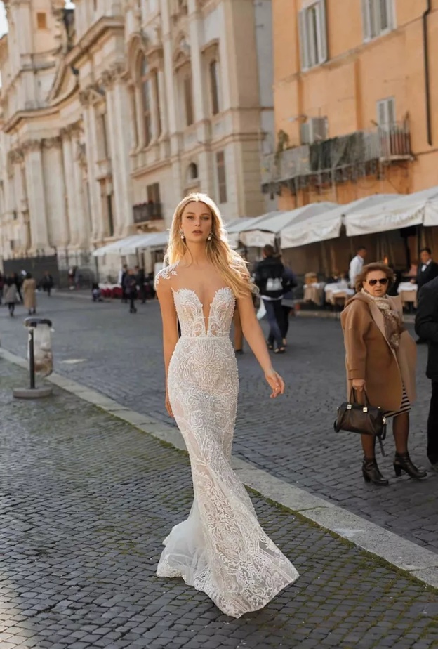 فساتين زفاف مع ياقة قلب@berta