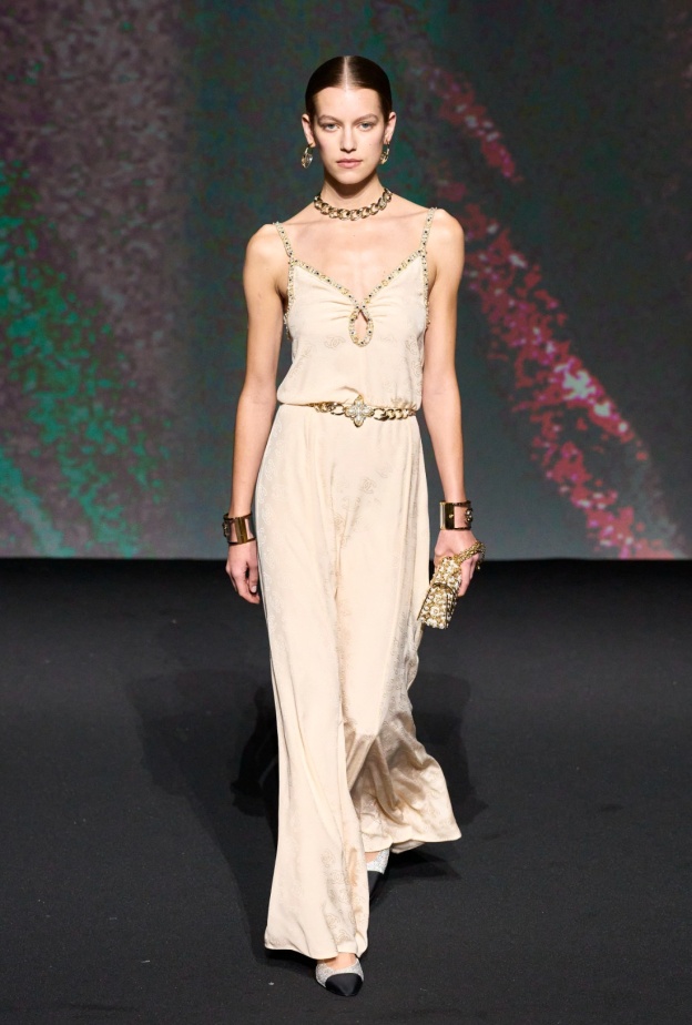 7 منصات عرض برزت فيها أنوثة الإطلالات لربيع وصيف 2023