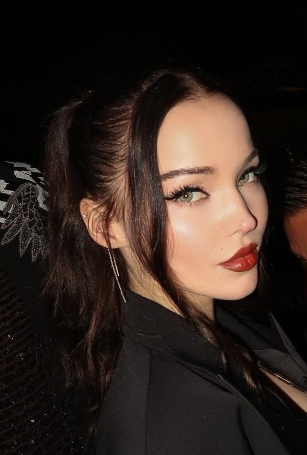 مستحضرات تجميل تحتاجها صاحبات العيون الخضراء لمكياج مميز بأسلوب دوف كاميرون