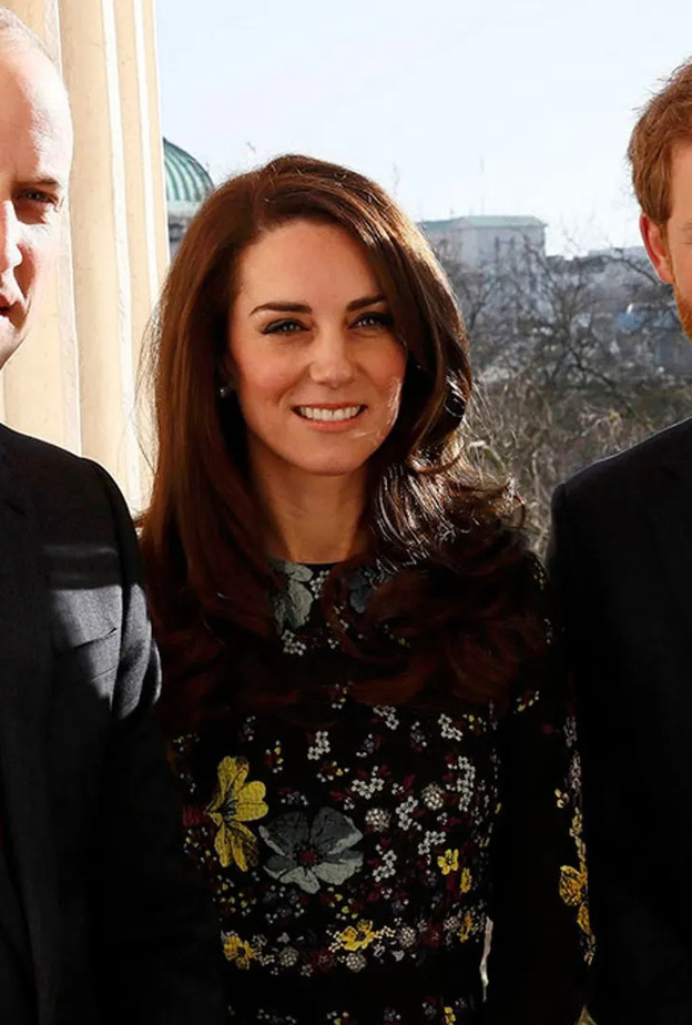 ما الوسام الذي لم يحصل عليه الأمير وليام وحصلت عليه زوجته وشقيقه؟