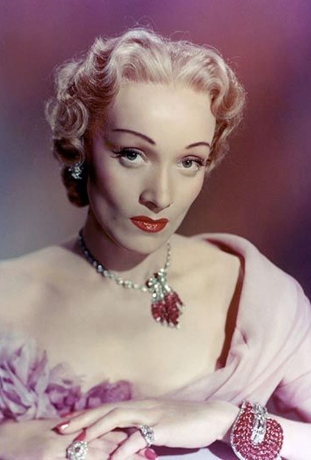 جولة على أجمل مجوهرات مارلين ديتريش